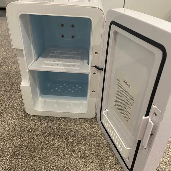 AstroAI White Mini Fridge - Picture 2 of 3